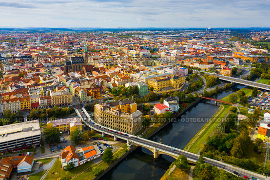 Aerial landscape of czech town of Pilsen with old historical houses in fall day (2019 год). Стоковое фото, фотограф Яков Филимонов / Фотобанк Лори