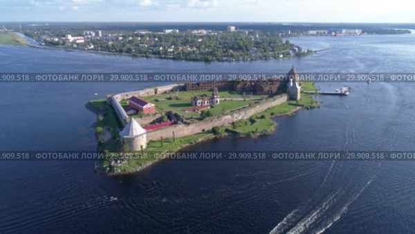 Aerial of fortress Oreshek on island Neva river (2018 год). Стоковое видео, видеограф Михаил Коханчиков / Фотобанк Лори