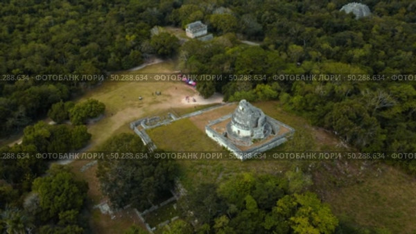 Aerial Of Mayan Observatory El Caracol At Chichen Itza. Стоковое видео, видеограф Поскребышев Михаил / Фотобанк Лори