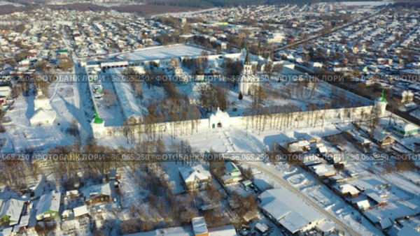 Aerial panoramic view of architectural ensemble of Holy Assumption convent in Russian town of Alexandrov on sunny winter day. Стоковое видео, видеограф Яков Филимонов / Фотобанк Лори