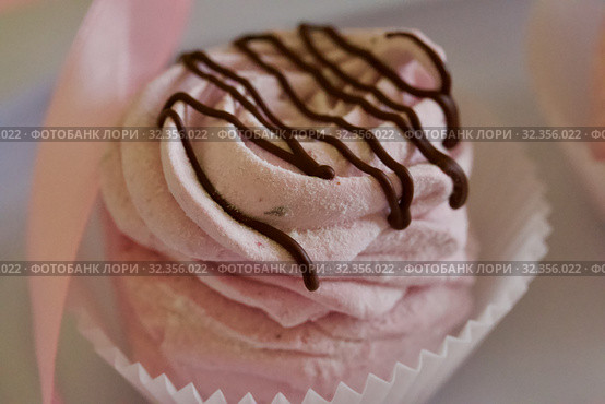 Aerial pink cherry marshmallows. Sprinkled with dextrose. Garnished with Chocolate. Close-up. Стоковое фото, фотограф Vadzim Yakubovich / Фотобанк Лори