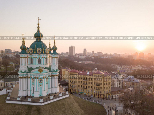 Aerial top view of Saint Andrew’s church and Andreevska street, cityscape of Podol district city of Kiev , Ukraine. Drone photo. View of St. Andrew’s Church and the historical Podol part of the city Kiev, Ukraine. Стоковое фото, агентство Ingram Publishing / Фотобанк Лори