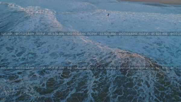 Aerial top view on big ocean waves and scooter. Стоковое видео, видеограф Михаил Коханчиков / Фотобанк Лори