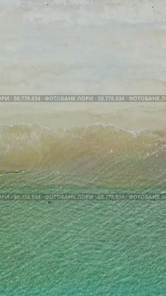 Aerial video of beauty deserted beach. Стоковое видео, видеограф Михаил Коханчиков / Фотобанк Лори