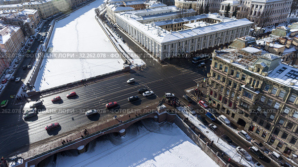 Aerial view at the Nevsky avenue from the Anichkov Bridge at winter season. The Fontanka river. Saint-Petersburg, Russia (2017 год). Редакционное фото, фотограф Кекяляйнен Андрей / Фотобанк Лори