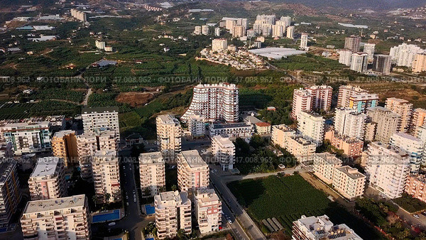 Aerial view of a city with many woman. Стоковое фото, фотограф David Kashakhi / Фотобанк Лори