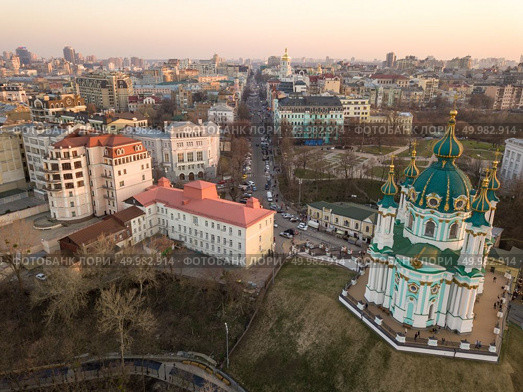 Aerial view of Andrew’s descent from Zamkovaja Castle Mount and Podol part , Kyiv, Ukraine. Drone photo. St. Andrew’s Church of Kiev. Стоковое фото, агентство Ingram Publishing / Фотобанк Лори