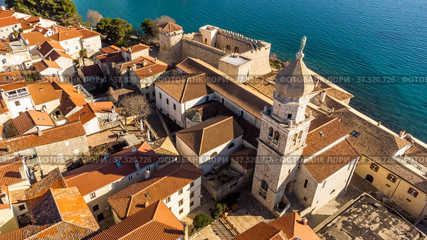 Aerial view of historic Adriatic town of Krk , Island of Krk, Kvarner bay of Adriatic sea, Croatia, Europe. Стоковое фото, фотограф Matej Kastelic / Фотобанк Лори