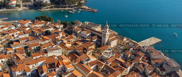 Aerial view of historic Adriatic town of Krk , Island of Krk, Kvarner bay of Adriatic sea, Croatia, Europe. Стоковое фото, фотограф Matej Kastelic / Фотобанк Лори