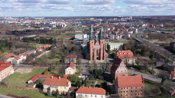 Aerial view of island of Ostrow Tumski in Poznan with oldest Polish cathedral of St. Peter and St. Paul on sunny spring day. Стоковое видео, видеограф Яков Филимонов / Фотобанк Лори