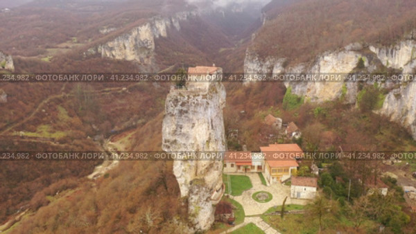 Aerial view of Katskhi pillar, man's monastery near Chiatura, Imereti, Georgia. Стоковое видео, видеограф Яков Филимонов / Фотобанк Лори