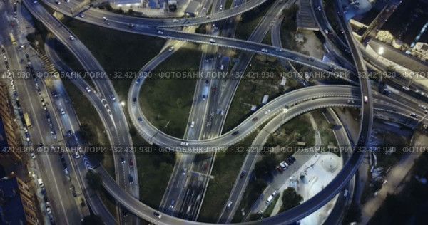 Aerial view of lighted highway road junctions at night. Стоковое видео, видеограф Яков Филимонов / Фотобанк Лори