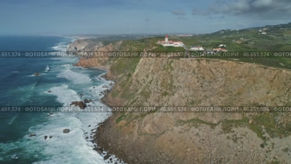 Aerial view of lighthouse at Cape Roca in Portugal (2019 год). Стоковое видео, видеограф Михаил Коханчиков / Фотобанк Лори