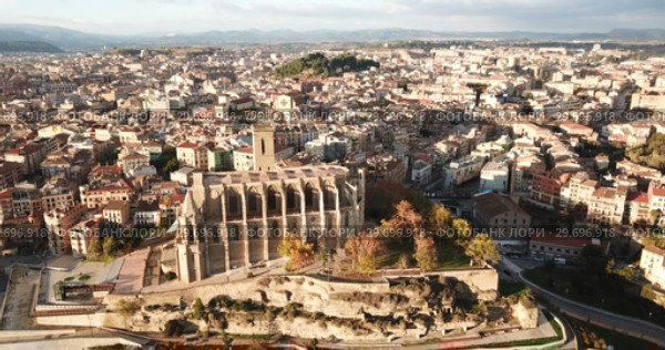 Aerial view of Manresa town with Basilica de Santa Maria, Catalonia, Spain (2018 год). Стоковое видео, видеограф Яков Филимонов / Фотобанк Лори