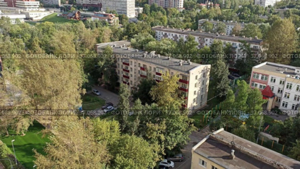Aerial view of Moscow, residential area Cheryomushki, Russia. (2021 год). Стоковое видео, видеограф Владимир Журавлев / Фотобанк Лори