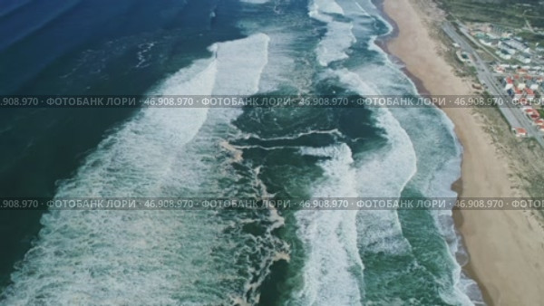 Aerial view of ocean waves and beautiful beach. Стоковое видео, видеограф Михаил Коханчиков / Фотобанк Лори