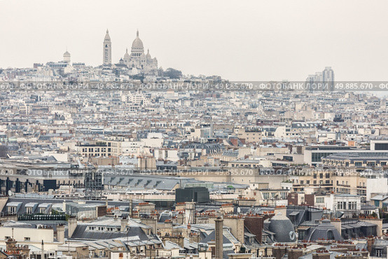 Aerial View of Paris cityscape and Sacre Coeur Cathedral on Montmartre. Стоковое фото, агентство Ingram Publishing / Фотобанк Лори