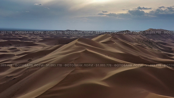 Aerial view of sand dunes in desert at sunset. Стоковое фото, фотограф Михаил Коханчиков / Фотобанк Лори