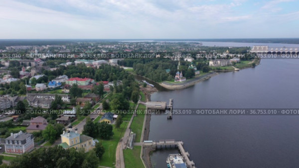 Aerial view of the administrative center with residential quarters, as well as the Epiphany Convent in the city of Uglich in the summer afternoon, Russia. Стоковое видео, видеограф Яков Филимонов / Фотобанк Лори