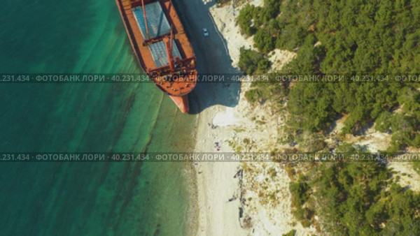 Aerial view of the dry-cargo ship called Rio ran aground after a storm in  black sea (2019 год). Редакционное видео, видеограф Кирилл Трифонов / Фотобанк Лори