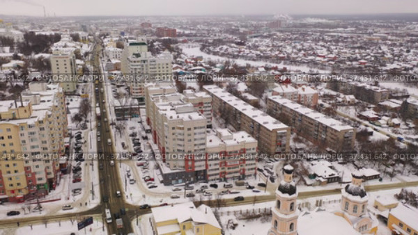 Aerial view of the Intercession Bishop Cathedral and residental quarters in winter in city Penza, Russia. Стоковое видео, видеограф Яков Филимонов / Фотобанк Лори
