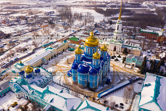Aerial view of the Nativity-Bogoroditsky monastery surrounded by residential buildings in Zadonsk. Стоковое фото, фотограф Яков Филимонов / Фотобанк Лори