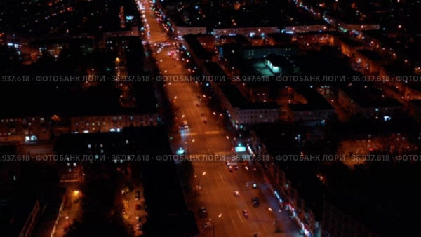 Aerial view of the night city in winter. Movement of cars on lighted streets and intersections. Стоковое видео, видеограф Евгений Ткачёв / Фотобанк Лори