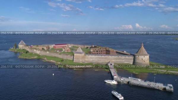 Aerial view on fortress Oreshek, Leningrad region (2018 год). Стоковое видео, видеограф Михаил Коханчиков / Фотобанк Лори