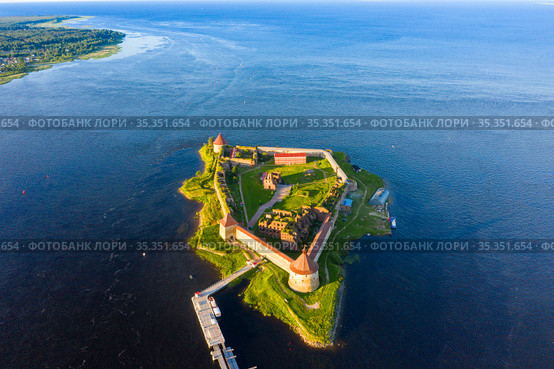 Aerial view on fortress Oreshek on island in Neva river near Shlisselburg town, Leningrad region, Russia. Стоковое фото, фотограф Mikhail Starodubov / Фотобанк Лори