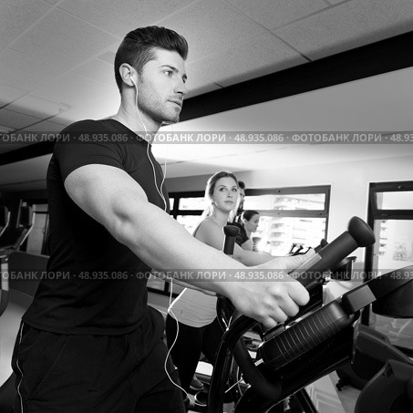 Aerobics elliptical walker trainer group at fitness gym workout. Стоковое фото, агентство Ingram Publishing / Фотобанк Лори