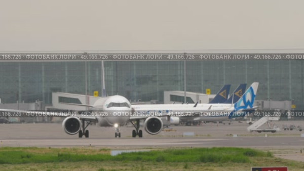 Aeroplane Airbus A321 of Air Astana taxiing (2024 год). Редакционное видео, видеограф Игорь Жоров / Фотобанк Лори