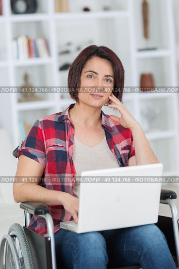 after devastating accident she works from home while recovering. Стоковое фото, агентство Ingram Publishing / Фотобанк Лори