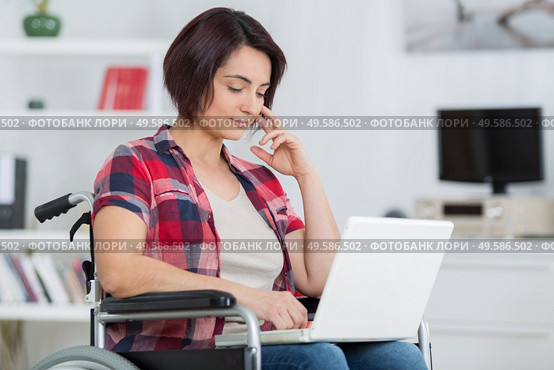 after devastating accident she works from home while recovering. Стоковое фото, агентство Ingram Publishing / Фотобанк Лори
