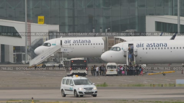 Air Astana plane, passengers boarding (2024 год). Редакционное видео, видеограф Игорь Жоров / Фотобанк Лори