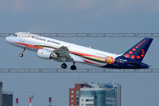 Airbus A320 (бортовой OO-SNC) авиакомпании Brussels Airlines вылетает из Домодедова (2014 год). Редакционное фото, фотограф Alexei Tavix / Фотобанк Лори