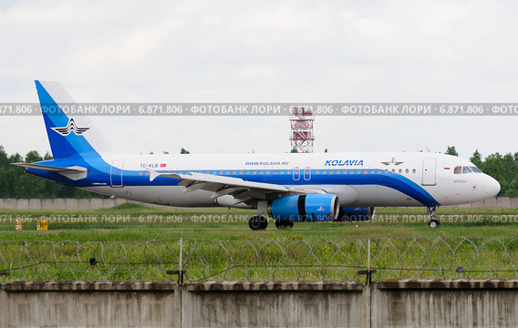 Airbus A320 (бортовой TC-KLB) авиакомпании Metrojet на пробеге в Домодедове (2013 год). Редакционное фото, фотограф Alexei Tavix / Фотобанк Лори