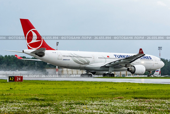 Airbus A330 (бортовой TC-JIO) авиакомпании "Turkish Airlines" на разбеге во Внукове (2017 год). Редакционное фото, фотограф Alexei Tavix / Фотобанк Лори