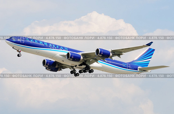 Airbus A340 (бортовой 4K-AZ85) авиакомпании Azerbaijan вылетает из Домодедово (2013 год). Редакционное фото, фотограф Alexei Tavix / Фотобанк Лори