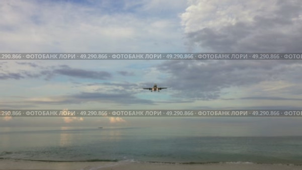 Airplane before landing over tropical beach. Стоковое видео, видеограф Михаил Коханчиков / Фотобанк Лори
