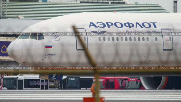 Airplane taxiing before departure (2017 год). Редакционное видео, видеограф Игорь Жоров / Фотобанк Лори