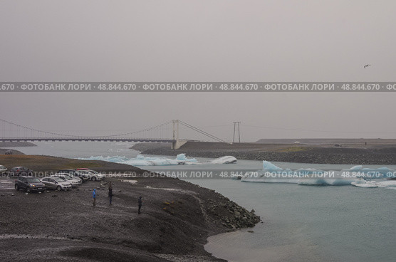 Айсберги в ледниковой лагуне Йокульсарлон ( Jokulsarlon ). Национальный парк Ватнайокудль (Vatnajokull ), Юго-восток Исландии, Европа. Стоковое фото, фотограф Дымов Игорь / Фотобанк Лори