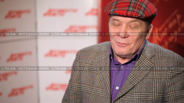 Актер Александр Филиппенко дает интервью (2011 год). Редакционное видео, видеограф Losevsky Pavel / Фотобанк Лори