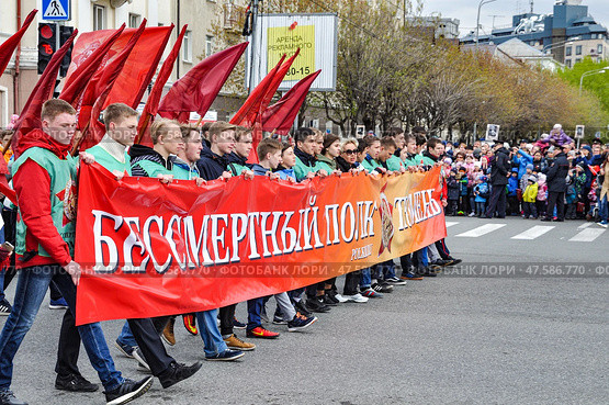 Акция "Бессмертный полк". День Победы. Город Тюмень (2017 год). Редакционное фото, фотограф Александр Тараканов / Фотобанк Лори