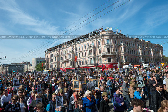 Акция "Бессмертный полк" в Москве в День Победы 9 мая 2015. Участники акции на Тверской улице в районе Пушкинской площади. Редакционное фото, фотограф Pukhov K / Фотобанк Лори