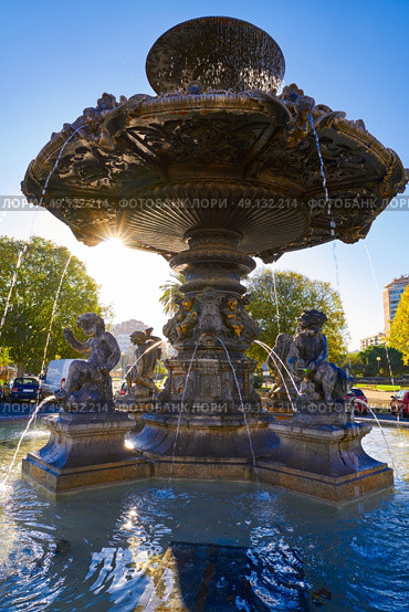 Alameda Albereda fountain of 1878 in Valencia of Spain. Стоковое фото, агентство Ingram Publishing / Фотобанк Лори