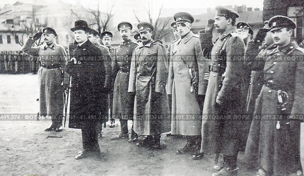 Александр Фёдорович Керенский (1881-1970) принимает парад войск Петроградского гарнизона. Петроград, апрель 1917 года. Редакционное фото, фотограф Сергей Елизарьев / Фотобанк Лори