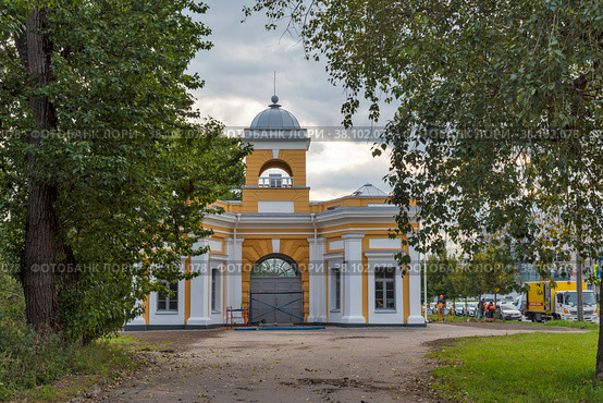 Александровские ворота (ворота порохового завода) 1800г.г арх.Ф.И.Демерцов, Санкт-Петербург (2022 год). Редакционное фото, фотограф Александр Щепин / Фотобанк Лори