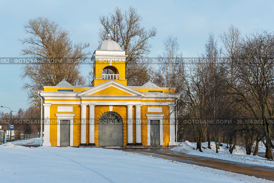 Александровские ворота (ворота порохового завода) 1800г.г арх.Ф.И.Демерцов, Санкт-Петербург (2023 год). Редакционное фото, фотограф Александр Щепин / Фотобанк Лори