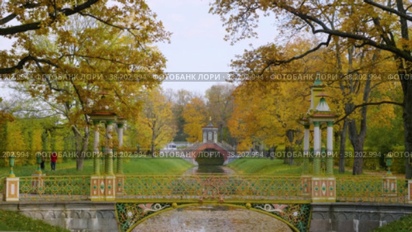 Александровский парк (Царское Село). Малый Китайский мост. Alexander Park (Tsarskoye Selo). Small Chinese Bridge. (2021 год). Редакционное видео, видеограф Евгений Романов / Фотобанк Лори