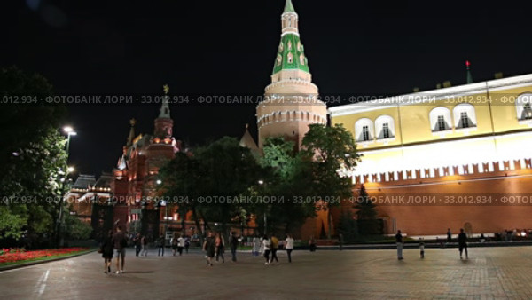 Alexander Garden near the Kremlin, Moscow, Russia (at night) (2020 год). Редакционное видео, видеограф Владимир Журавлев / Фотобанк Лори